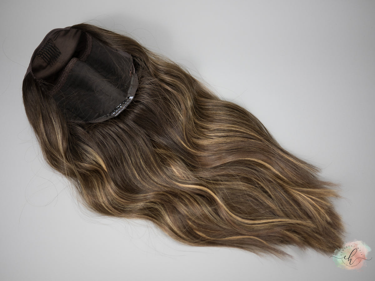 “ELLIE&quot; Premium HAT FALL Wig: Sz. M, 22-23&quot;