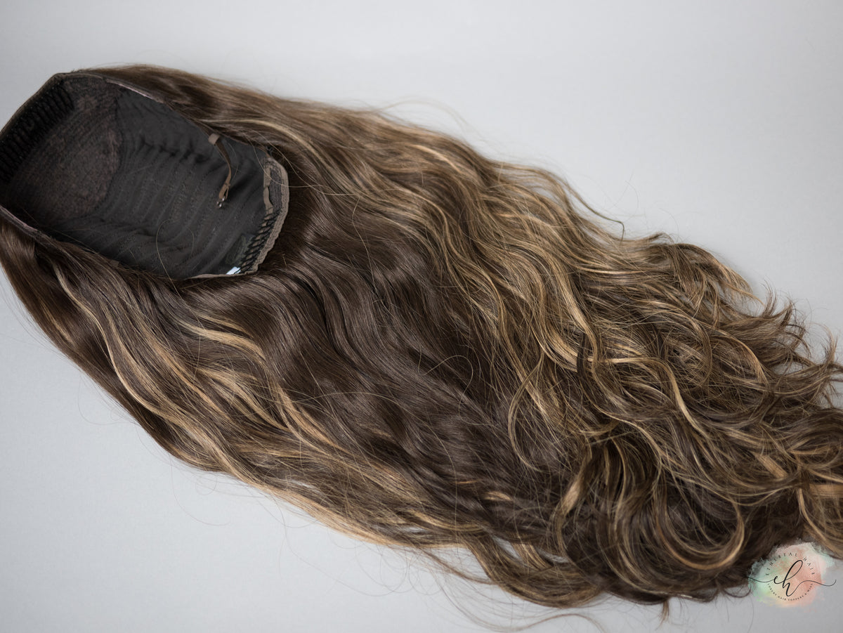 “PIPER" Premium Band Fall Wig: Sz. M, 26", Wavy
